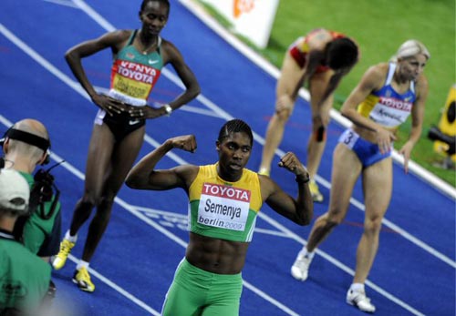 19일(현지시간) 독일 베를린 올림피아슈타디온에서 열린 2009 세계 육상 선수권 여자 800m 결승, 남아프리카공화국의 캐스터 세메냐가 우승을 차지한 후 기뻐하고 있다. 