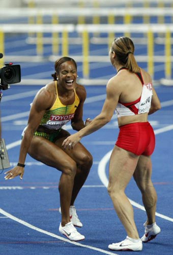 19일(현지시간) 독일 베를린 올림피아슈타디온에서 열린 2009 세계 육상 선수권 여자 100m 허들 결승, 자메이카의 브리짓 포스터 힐튼(왼쪽)이 1위로 결승선을 통과한 후 2위 캐나다의 프리실라 로페스 슐리프의 축하를 받고 있다. 