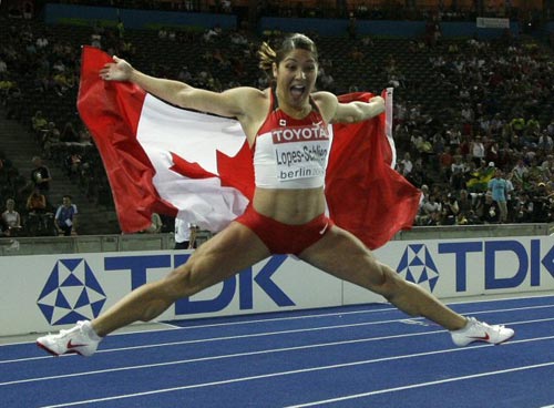 19일(현지시간) 독일 베를린 올림피아슈타디온에서 열린 2009 세계 육상 선수권 여자 100m 허들 결승, 캐나다의 프리실라 로페스 슐리프가 은메달을 딴 후 국기를 든 채 기뻐하고 있다. 