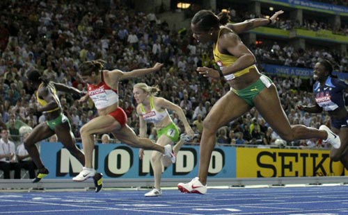 19일(현지시간) 독일 베를린 올림피아슈타디온에서 열린 2009 세계 육상 선수권 여자 100m 허들 결승, 자메이카의 브리짓 포스터 힐튼(오른쪽)이 1위로 결승선을 통과하고 있다. 