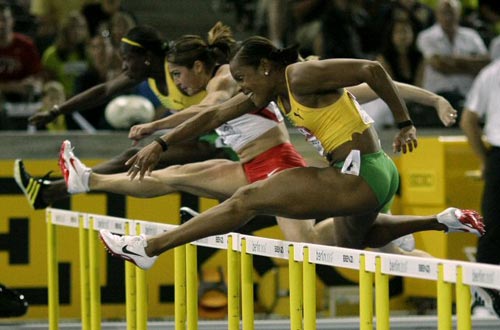 19일(현지시간) 독일 베를린 올림피아슈타디온에서 열린 2009 세계 육상 선수권 여자 100m 허들 결승, 자메이카의 브리짓 포스터 힐튼 역주하고 있다. 