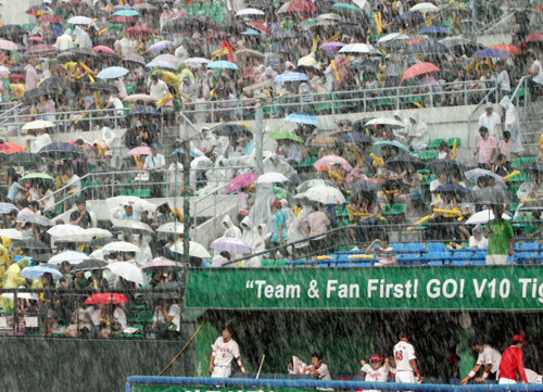 20일 광주 무등경기장에서 열릴 예정이었던 2009 프로야구 기아 타이거즈와 우리 히어로즈의 경기가 시작하기 5분전 갑자기 비가 내리면서 취소됐다. 