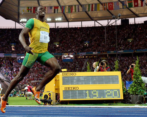 ‘인간 탄환’ 우사인 볼트(자메이카)가 20일(현지시간) 독일 베를린에서 열린 세계육상선수권대회에서 남자 100m에 이어 200m에서 19초 20으로 신기록을 달성하며 결승선을 통과하고 있다. 