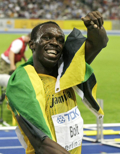 ‘인간 탄환’ 우사인 볼트(자메이카)가 20일(현지시간) 독일 베를린에서 열린 세계육상선수권대회 남자 200m에서 세계 신기록을 달성한 뒤 관중과 우승의 기쁨을 나누고 있다. 