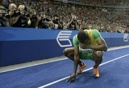 ‘인간 탄환’ 우사인 볼트(자메이카)가 20일(현지시간) 독일 베를린에서 열린 세계육상선수권대회 남자 200m에서 세계 신기록을 달성한 뒤 감격에 젖어있다. 