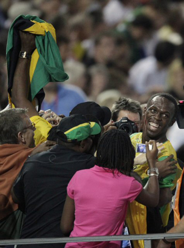 ‘인간 탄환’ 우사인 볼트(자메이카)가 20일(현지시간) 독일 베를린에서 열린 세계육상선수권대회 남자 200m에서 세계 신기록을 달성한 뒤 취재진에게 둘러싸여있다. 