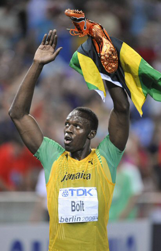 ‘인간 탄환’ 우사인 볼트(자메이카)가 20일(현지시간) 독일 베를린에서 열린 세계육상선수권대회 남자 200m에서 세계 신기록을 달성한 뒤 응원해준 관중에게 감사의 표시를 하고 있다. 