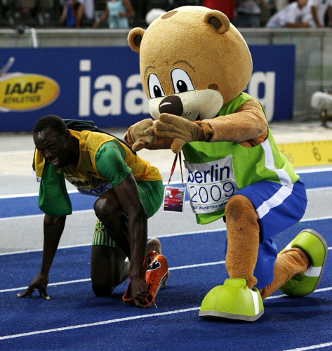 ‘인간 탄환’ 우사인 볼트(자메이카)가 20일(현지시간) 독일 베를린에서 열린 세계육상선수권대회 남자 200m에서 세계 신기록을 달성한 뒤 마스코트 베를리노와 트랙 세리모니를 하고 있다. 