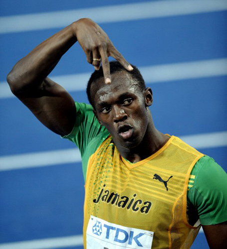‘인간 탄환’ 우사인 볼트(자메이카)가 20일(현지시간) 독일 베를린에서 열린 세계육상선수권대회 남자 200m에서 세계 신기록을 달성한 뒤 관중을 향해 승리의 표시를 하고 있다. 