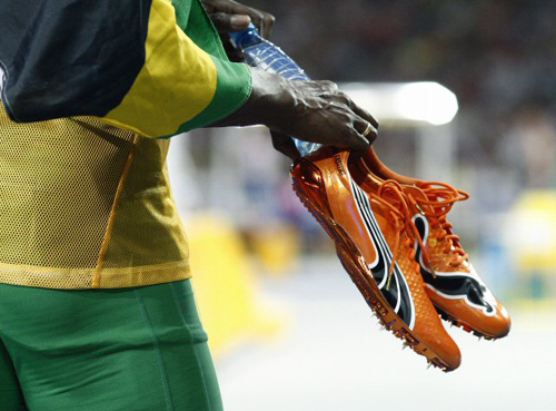 ‘인간 탄환’ 우사인 볼트(자메이카)가 20일(현지시간) 독일 베를린에서 열린 세계육상선수권대회 남자 200m에서 세계 신기록을 달성한 뒤 육상화를 손에 들고 있다. 