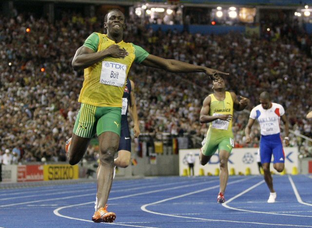 ‘인간 탄환’ 우사인 볼트(자메이카)가 20일(현지시간) 독일 베를린에서 열린 세계육상선수권대회 남자 200m에서 우승을 확신하며 결승선을 통과하고 있다. 