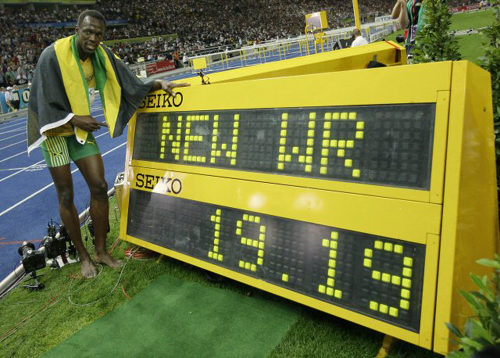 ‘인간 탄환’ 우사인 볼트(자메이카)가 20일(현지시간) 독일 베를린에서 열린 세계육상선수권대회 남자 200m에서 세계 신기록 우승을 한 뒤, 타이밍 보드를 가리키고 있다. 