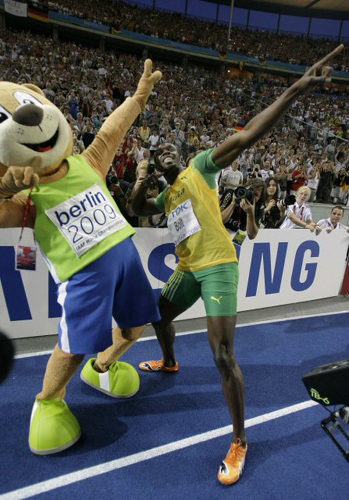 ‘인간 탄환’ 우사인 볼트(자메이카)가 20일(현지시간) 독일 베를린에서 열린 세계육상선수권대회 남자 200m에서 세계 신기록 우승을 한 뒤, 대회 마스코트 베를리도와 함께 세리모니를 펼치고 있다. 