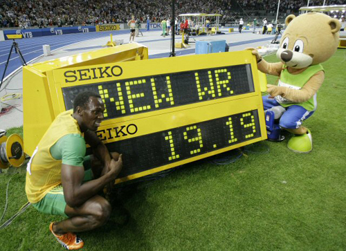 ‘인간 탄환’ 우사인 볼트(자메이카)가 20일(현지시간) 독일 베를린에서 열린 세계육상선수권대회 남자 200m에서 세계 신기록 우승을 한 뒤, 타이밍 보드를 가리키고 있다. 