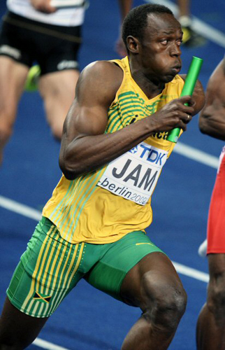 22일(현지시간) 독일 베를린에서 열린 2009 세계육상선수권대회 남자 400m 계주에서 세 번째 주자로 나선 자메이카의 우사인 볼트가 역주하고 있다. 자메이카는 이날 37초 31로 대회 신기록을 세우며 우승했다. 