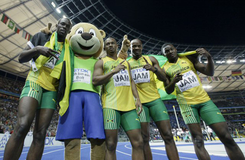 22일(현지시간) 독일 베를린에서 열린 2009 세계육상선수권대회 남자 400m 계주에서 우승한 자메이카의 (왼쪽부터)우사인 볼트, 스티브 멀링스, 아사파 파월, 마이클 프래터가 대회 마스코트 베를리노와 기념 촬영을 하고 있다. 