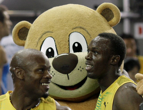 22일(현지시간) 독일 베를린에서 열린 2009 세계육상선수권대회 남자 400m 계주에서 우승한 자메이카의 아사파 파월, 우사인 볼트가 대회 마스코트 베를리노와 기념 촬영을 하고 있다. 