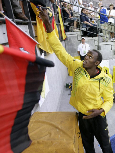 21일(현지시간) 독일 베를린에서 열린 2009 세계육상선수권대회 남자 200m에서 19초 19의 세계 신기록을 세우며 우승한 자메이카의 우사인 볼트가 관중에게 사인해주고 있다. 