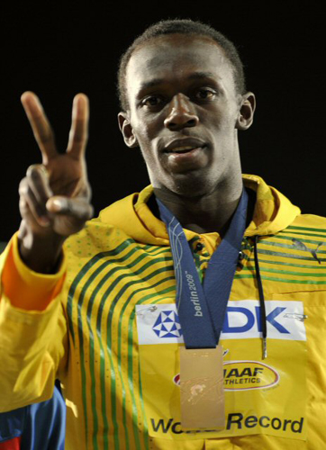 21일(현지시간) 독일 베를린에서 열린 2009 세계육상선수권대회 남자 200m에서 19초 19의 세계 신기록을 세우며 우승한 자메이카의 우사인 볼트가 시상대에서 포즈를 취하고 있다. 