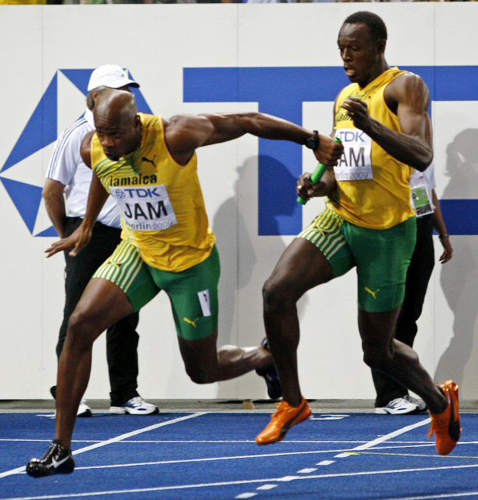 22일(현지시간) 독일 베를린에서 열린 2009 세계육상선수권대회 남자 400m 계주에서 세 번째 주자로 나선 자메이카의 우사인 볼트가 마지막 주자 아사파 파월에게 바톤을 넘겨주고 있다. 자메이카는 이날 37초 31로 대회 신기록을 세우며 우승했다. 