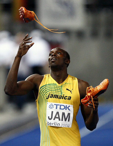 22일(현지시간) 독일 베를린에서 열린 2009 세계육상선수권대회 남자 400m 계주에서 우승한 자메이카의 우사인 볼트가 신발을 던지며 승리를 자축하고 있다. 