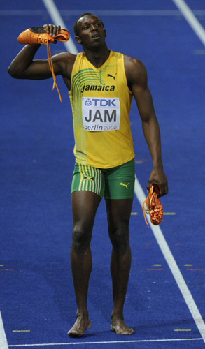 22일(현지시간) 독일 베를린에서 열린 2009 세계육상선수권대회 남자 400m 계주에서 우승한 자메이카의 우사인 볼트가 자신의 육상화를 들어보이고 있다. 