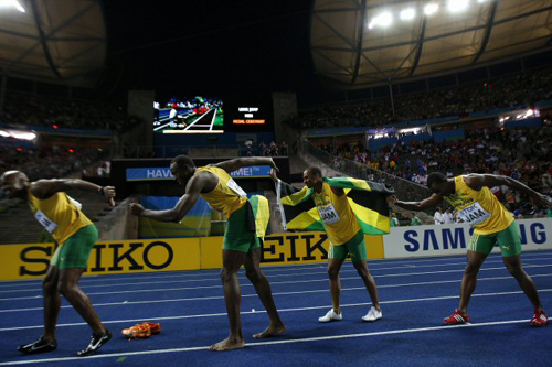 22일(현지시간) 독일 베를린에서 열린 2009 세계육상선수권대회 남자 400m 계주에서 우승한 자메이카의 (왼쪽부터) 아사파 파월, 우사인 볼트, 마이클 프레터, 스티브 멀링스가 트랙 위에서 세리모니를 선보이고 있다. 