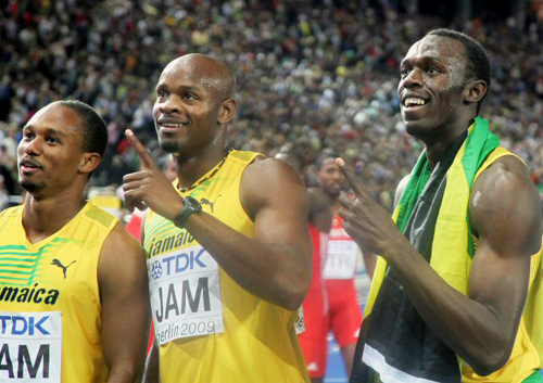 22일(현지시간) 독일 베를린에서 열린 2009 세계육상선수권대회 남자 400m 계주에서 우승한 자메이카의 (왼쪽부터) 마이클 프래터, 아사파 파월, 우사인 볼트가 함께 기념 촬영을 하고 있다. 