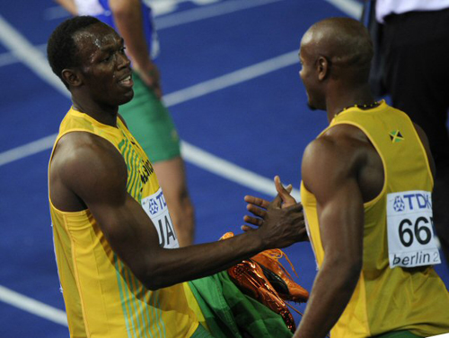 22일(현지시간) 독일 베를린에서 열린 2009 세계육상선수권대회 남자 400m 계주에서 우승한 자메이카의 우사인 볼트, 아사파 파월이 서로 축하 인사를 나누고 있다. 