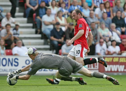22일(현지시간) 영국 위건 D.W. 스타디움에서 열린 잉글랜드 프리미어리그 위건 애슬레틱-맨체스터 유나이티드(이하 맨유) 경기,  맨유 웨인 루니가 위건 크리스 커클랜드 골키퍼를 앞에 두고 슛을 시도하고 있다. 