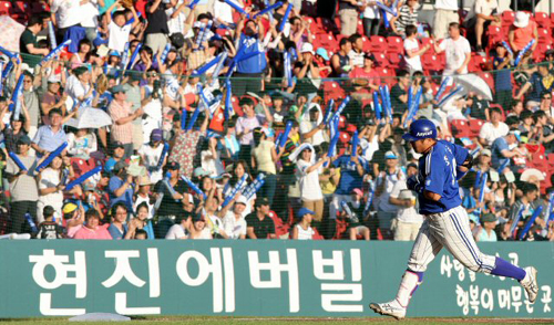 23일 서울 잠실야구장에서 열린 프로야구 두산과 삼성 경기 3회초 2사 2루, 삼성 최형우가 역전 투런 홈런을 때린 뒤 베이스를 돌고 있다. 