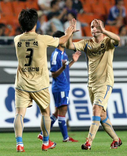 23일 수원월드컵경기장에서 열린 2009 K리그 수원 삼성-인천 유나이티드 경기, 첫 골을 넣은 인천 장원석(왼쪽)이 팀 동료 코로만과 함께 기뻐하고 있다.  코로만은 후반 1대1 동점 상황에서 결승골을 넣어 팀의 2대1 승리를 이끌었다. 