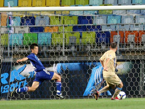 23일 수원월드컵경기장에서 열린 2009 K리그 수원 삼성-인천 유나이티드 경기, 인천 코로만(오른쪽)이 텅 빈 골문에 슛을 하는 순간 수원 김두현이 필사적으로 막으려하고 있다. 