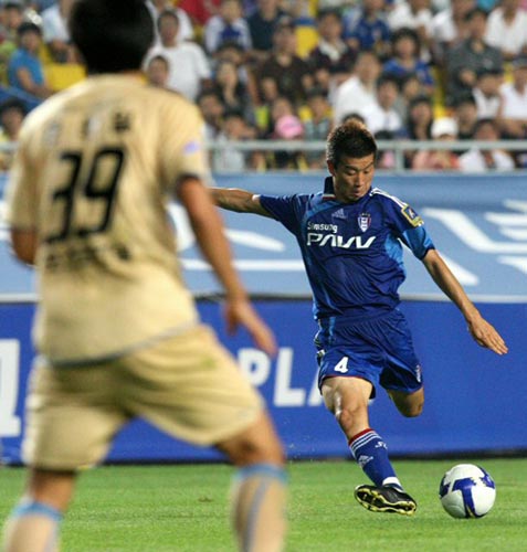 23일 수원월드컵경기장에서 열린 2009 K리그 수원 삼성-인천 유나이티드 경기, 수원 김두현이 강력한 왼발 슛을 시도하고 있다. 