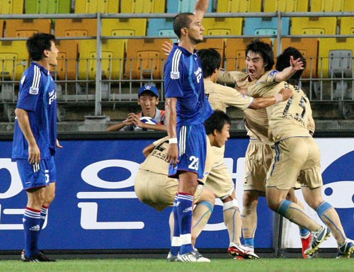 23일 수원월드컵경기장에서 열린 2009 K리그 수원 삼성-인천 유나이티드 경기,  인천 장원석(오른쪽 두번째)이 첫 골을 넣고 팀 동료들과 기뻐하는 가운데 수원 선수들이 허탈해하고 있다. 