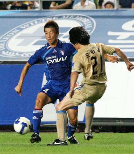 23일 수원월드컵경기장에서 열린 2009 K리그 수원 삼성-인천 유나이티드 경기, 수원 김두현(왼쪽)이 인천 도화성의 수비를 제치고 있다. 