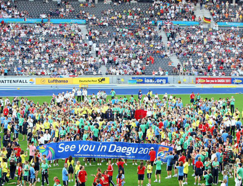 24일 오전(한국시간) 독일 베를린 올림피아슈타디온에서 열린 2009 세계육상선수권대회 폐막식에서 한국선수들이 '2011년 대구에서 만나자'는 플래카드를 들고 있다. 