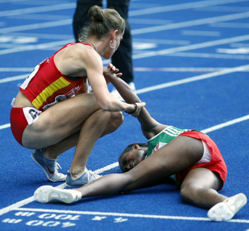 24일(한국시간) 2009 IAAF(국제육상경기연맹) 세계 육상선수권 대회 1,500m 결승전에서 우승을 차지한 스페인의 나탈리아 로드리게스가 에티오피아의 겔레테 부르카의 손을 잡고 위로하고 있다. 부르카가 경기 내내 앞서 달렸으나 로드리게스에 걸려 넘어지면서 우승을 놓쳤다. 로드리게스는 1위로 결승선을 통과했으나 반칙으로 실격 처리 되었다. 