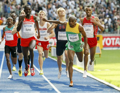 24일(한국시간) 2009 IAAF(국제육상경기연맹) 세계 육상선수권 대회 남자 800m에 참가한 남아공의 음불라에니 물라우지가 1등으로 결승선을 넘고 있다. 