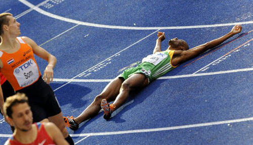 24일(한국시간) 2009 IAAF(국제육상경기연맹) 세계 육상선수권 대회 800m에서 우승을 차지한 남아공의 음불라에니 물라우지가 레이스를 마친 뒤 트랙에 누워 기쁨을 만끽하고 있다. 