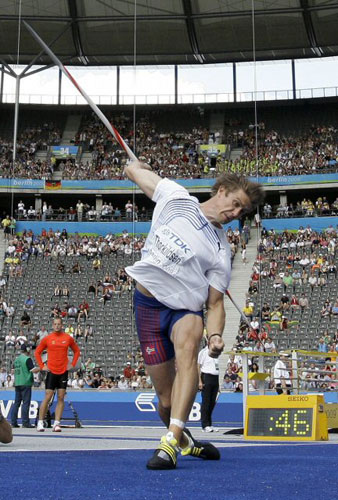 24일(한국시간) 2009 IAAF(국제육상경기연맹) 세계 육상선수권 대회 남자 창던지기에 출전한 노르웨이의 안드레아스 토르킬센이 창을 힘껏 던지고 있다. 