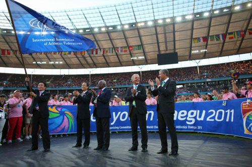 24일 오전(한국시간) 독일 베를린 올림피아슈타디온에서 열린 2009 세계육상선수권대회 폐막식에서 2011 대구대회 조직위원장인 김범일 대구시장, 오동진 대한육상경기연맹 회장, 라민 디악 국제육상경기연맹(IAAF) 회장, 클레멘스 프로코프 독일육상경기연맹 회장 (왼쪽부터) 등이 선수들에 둘러싸여 행사를 진행하고 있다. 
