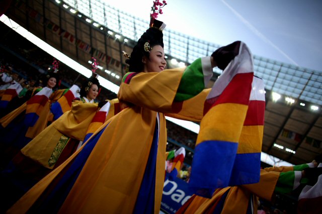 24일 오전(한국시간) 독일 베를린 올림피아슈타디온에서 열린 2009 세계육상선수권대회 폐막식에서 한국전통무용단원이 화려한 공연을 펼치고 있다. 