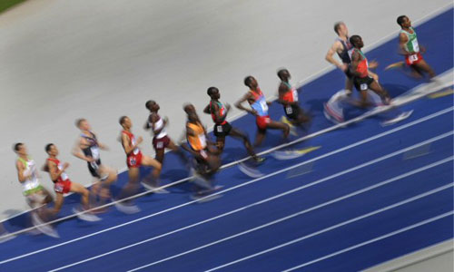 24일(한국시간) 2009 IAAF(국제육상경기연맹) 세계 육상선수권 대회 남자 5,000m에 참가한 각국 선수들이 역주하고 있다. 