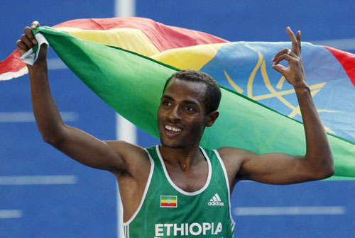 24일(한국시간) 2009 IAAF(국제육상경기연맹) 세계 육상선수권 대회 남자 5,000m에서 우승을 차지한 에티오피아의 케네니사 베켈레가 트랙을 돌며 우승 기쁨을 누리고 있다. 