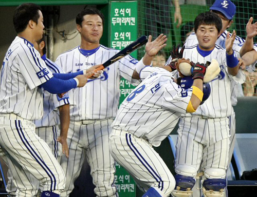 26일 대구시민운동장에서 열린 프로야구 삼성 라이온즈-롯데 자이언츠전에서 삼성 박석민이 2회말 2사 2루의 찬스에서 2점짜리 우월홈런을 터트리고 홈인한 뒤 헬멧 위에 채태인의 방망이 세례를 받고 있다. 박석민은 5회말 1사 2루의 찬스에서도 2점홈런을 터트리며 불방망이를 과시했다. 