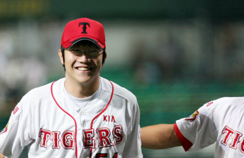 KIA 타이거즈 양현종이 26일 광주 무등경기장에서 열린 한화 이글스와의 경기를 김상현의 홈런 등으로 한화를 11-1로 이기자 환하게 웃고 있다. 