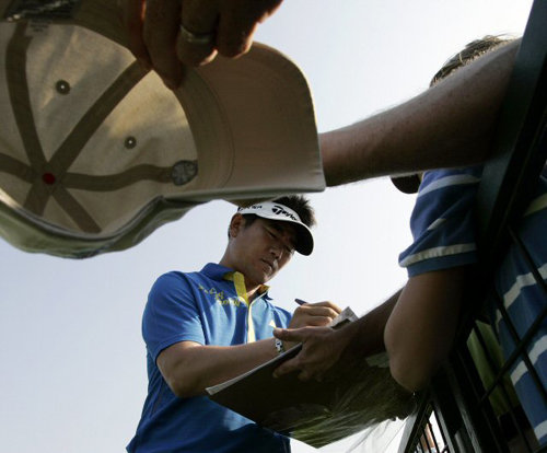 26일(현지시간) 미국 저지 시티에서 진행된 미국프로골프(PGA) 플레이오프 시리즈 첫 대회인 바클레이스 연습 라운드에서 아시아인 최초 메이저 우승을 기록한 양용은이 팬들에게 사인을 해주고 있다. 