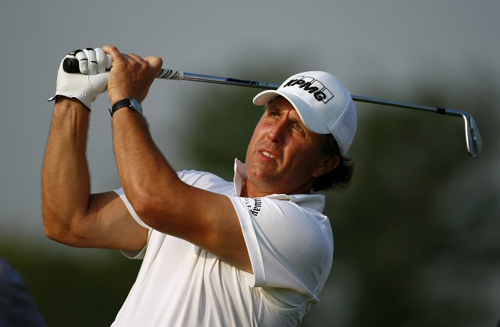 26일(현지시간) 미국 저지 시티에서 진행된 미국프로골프(PGA) 플레이오프 시리즈 첫 대회인 바클레이스 연습 라운드에서 필 미켈슨(미국)이 4번홀에서 자신의 티샷을 바라보고 있다. 