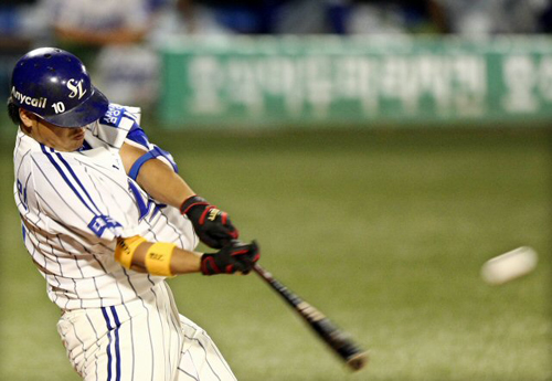 27일 대구시민운동장에서 열린 프로야구 삼성 라이온즈-롯데 자이언츠전에서 5회초 1사 후 삼성 박석민이 채상병에 이은 백투백 홈런을 터트리고 있다. 박석민은 전날 경기에서도 홈런 두방을 터트렸다. 